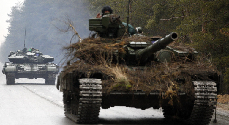 Militares ucranianos se defendem de invasão russa