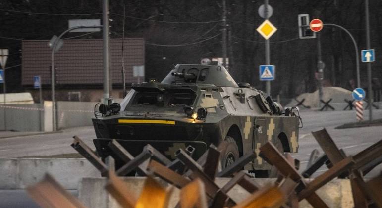 Tanque ucraniano atrás de trincheira: russos atacaram fonte de abastecimento de combustível
