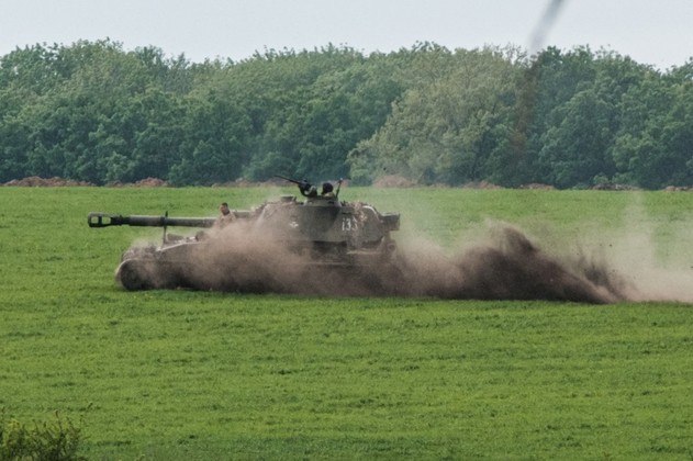 Um disparador de mísseis se move em um campo próximo a Sydorove e ronda o local
