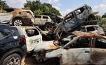 Carros queimados na cidade de Sderot, no sul de Israel, após o ataque do Hamas no sábado (7). Essa região foi um dos principais alvos do grupo terrorista, que matou muitas pessoas ali