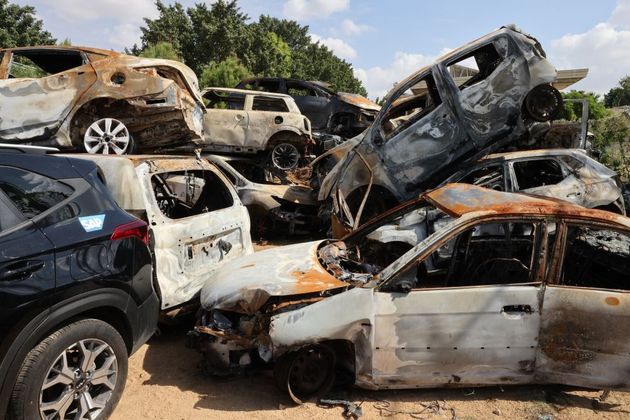 Carros queimados na cidade de Sderot, no sul de Israel, após o ataque do Hamas no sábado (7). Essa região foi um dos principais alvos do grupo terrorista, que matou muitas pessoas ali