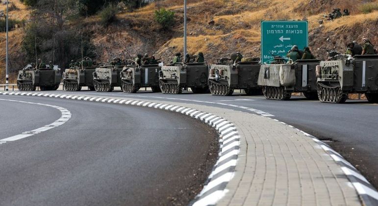 Tanques israelenses reunidos próximos de Gaza nesta segunda-feira (9)