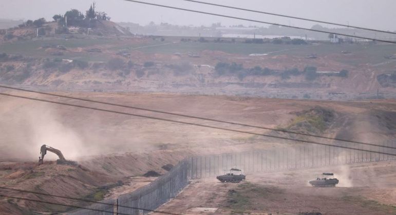 Tanques de Israel se movimentam próximo à Faixa de Gaza