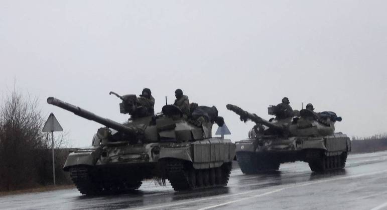 Tanques russos entram na cidade de Mariupol, na Ucrânia
