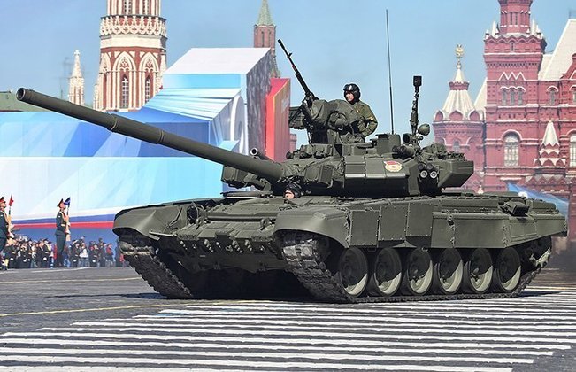 Tanques T-90 - É um tanque de guerra fabricado pela Rússia e o mais usado pelo país de Putin. O Exército possui cerca de mil. Quem viu aquela fileira de 27km de tanques a caminho das cercanias de Kiev viu T-90 e suas variações.