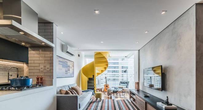 tapete colorido - escada caracol amarela e tapete listrado 