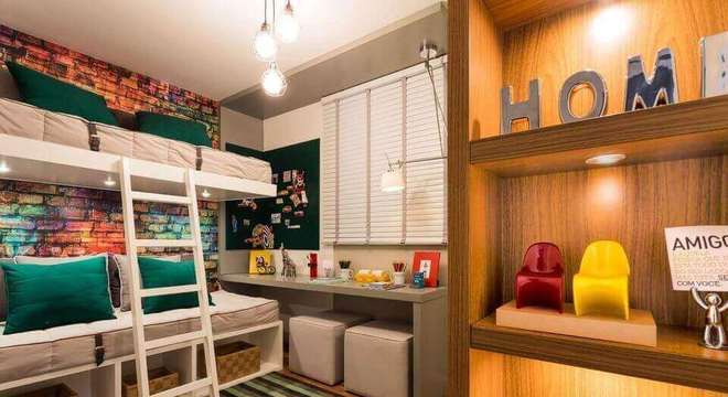 tapete colorido - escrivaninha de madeira cinza e tapete listrado 