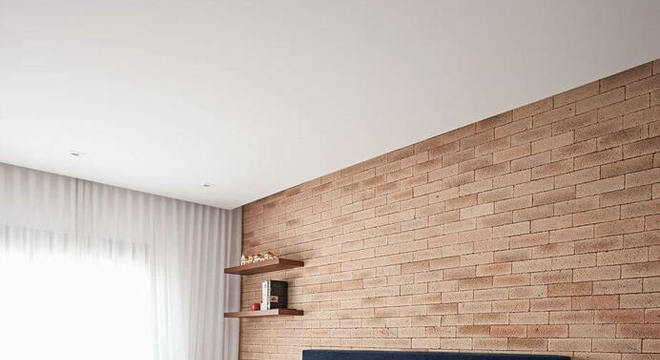 tapete colorido - parede de tijolinho e tapete listrado 