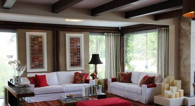 tapete colorido - sal de estar com tapete vermelho listrado 