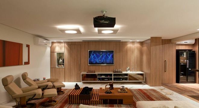 tapete colorido - sala de estar ampla com rack e tapete listrado 