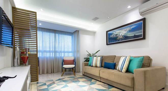 tapete colorido - sala de estar com tapete azul 