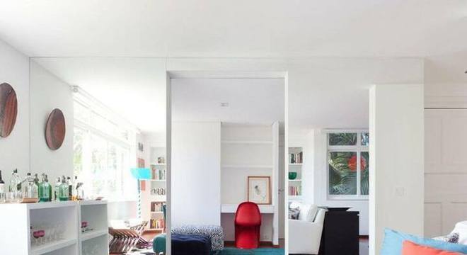 tapete colorido - sala de estar com tapete divertido e mesa de centro 