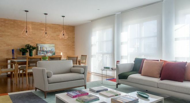 tapete colorido - sala de estar com tapete e almofadas coloridas