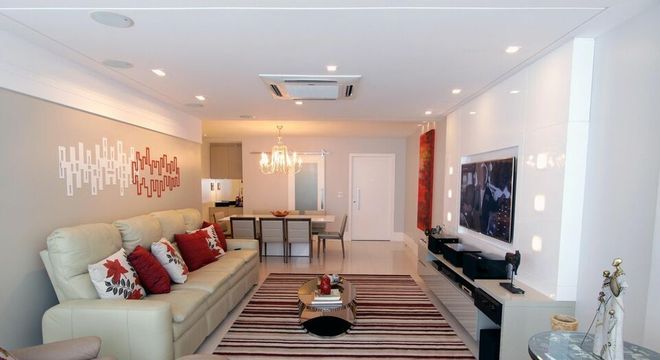 tapete colorido - sala de estar com tapete listrado 