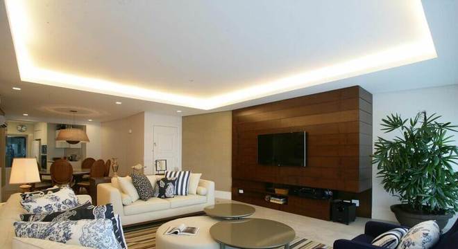 tapete colorido - sala de estar com tapete listrado colorido 