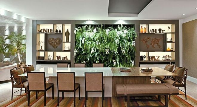 tapete colorido - tapete com listras coloridas e piso de madeira 