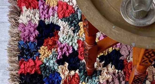 Tapete com estampa geométrica colorida