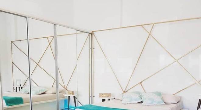 tapete de couro marrom para quarto amplo com guarda roupa espelhado