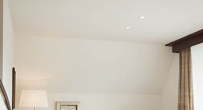 tapete de couro para sala decorada com cadeira antiga