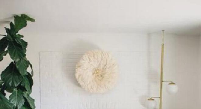 tapete de couro para sala decorada com poltrona verde e lareira