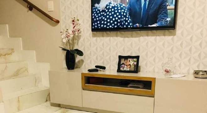 tapete de couro quadriculado para sala de TV 