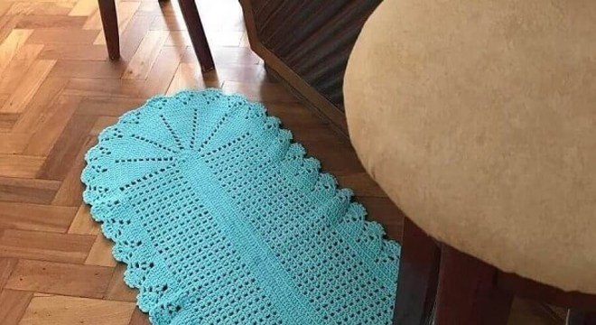 Tapete de crochê azul turquesa decora o ambiente