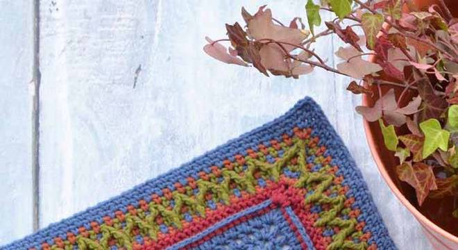 tapete de crochê colorido