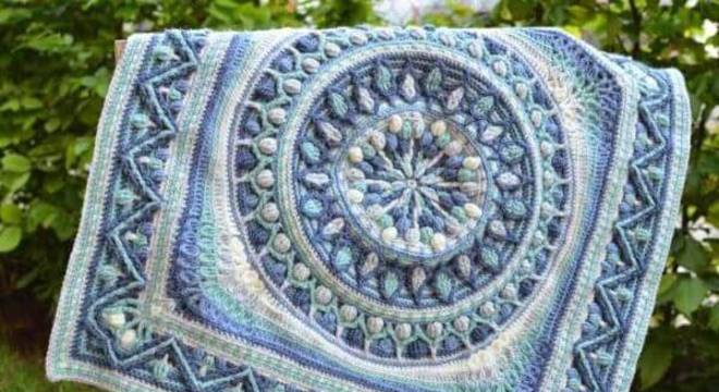 Tapete de crochê com desenhos geométricos