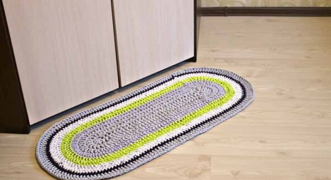 Tapete de crochê com linhas mescladas