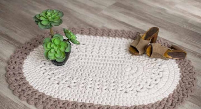 Tapete de crochê em tons neutros