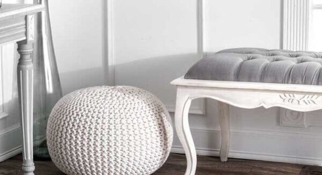 Tapete de crochê em tons neutros se harmoniza facilmente com outros elementos do ambiente