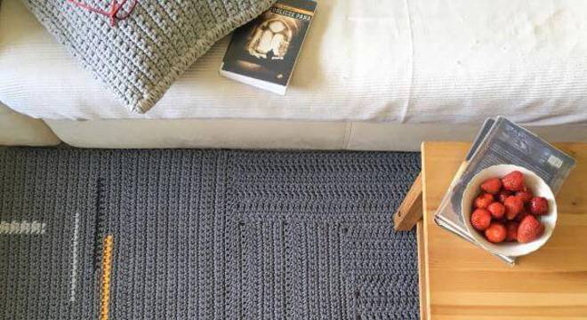 Tapete de crochê grande e quadrado para sala