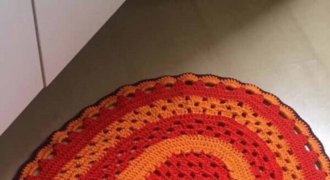 Tapete de crochê laranja e vermelho