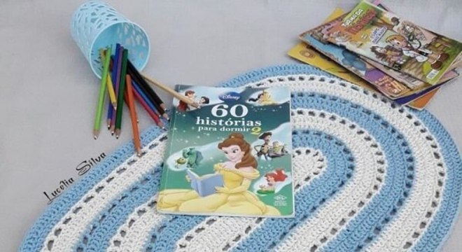 Tapete de crochê oval azul e branco