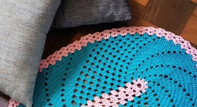 Tapete de crochê oval com borda rosa bebê