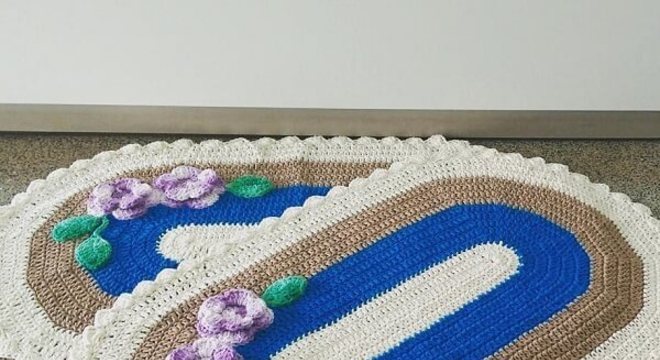 Tapete de crochê oval com flores delicadas