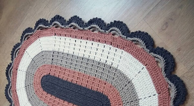 Tapete de crochê oval com linhas mescladas