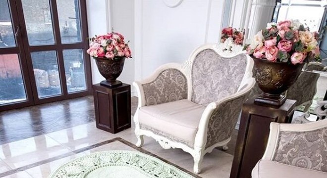 Tapete de crochê oval decora a sala de estar