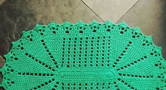 Tapete de crochê oval em tom verde