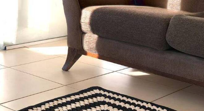 Tapete de crochê para sala de estar preto e branco