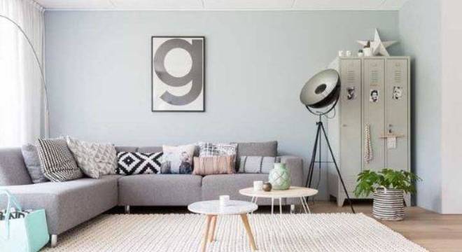 Tapete de crochê quadrado bege com sofá cinza