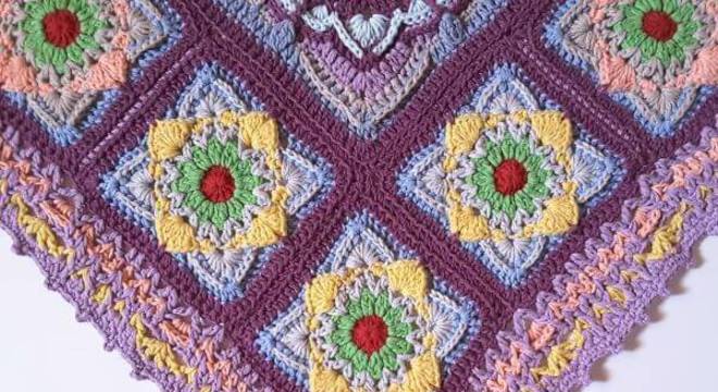 Tapete de crochê quadrado colorido