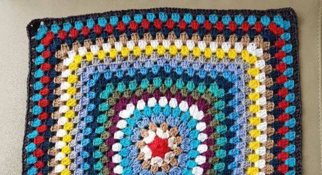 Tapete de crochê quadrado colorido