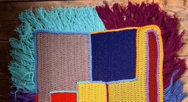 Tapete de crochê quadrado colorido