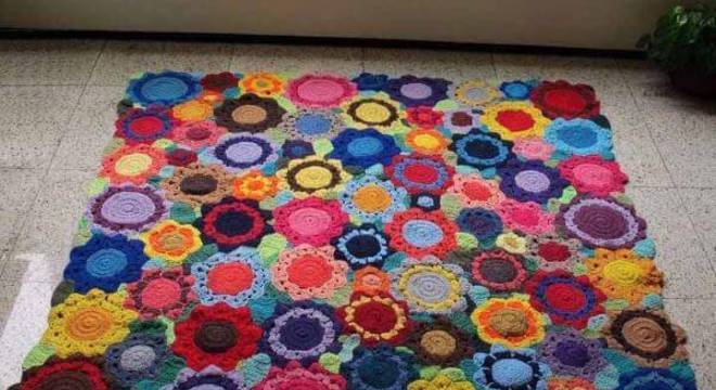 Tapete de crochê quadrado colorido com flor
