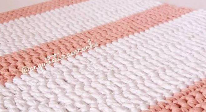 Tapete de crochê quadrado com duas cores