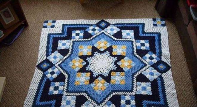 Tapete de crochê quadrado com estampa geométrica