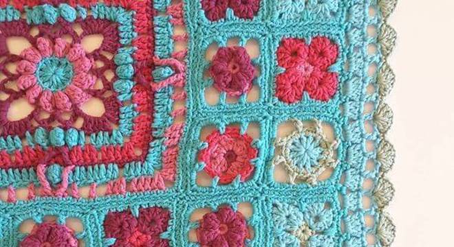 Tapete de crochê quadrado com flor azul e vermelha