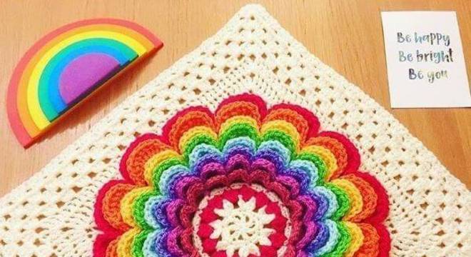 Tapete de crochê quadrado com flor colorida