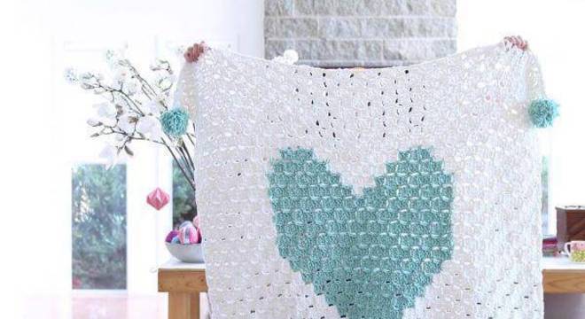 Tapete de crochê quadrado com formato de coração
